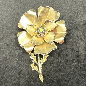 Vintage Gold Flower Brooch with Aurora Borealis Rhinestone.